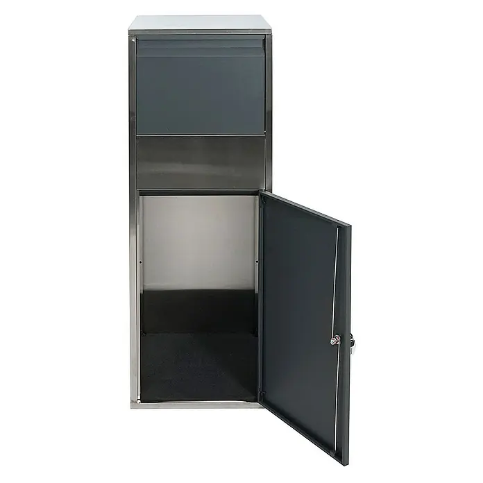 Proregal Standbriefkasten Paketkasten - Edelstahl, Metall, Paketfach - Eine freistehende, graue Hundebox aus Metall mit einer offenen Tür, die einen Einblick in das Innere mit einer schwarzen Matte bietet.