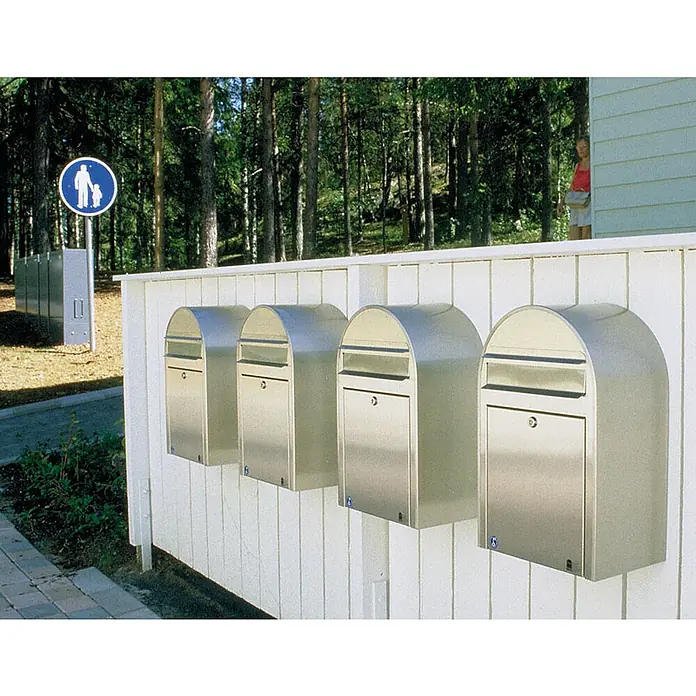 Proregal Wandbriefkasten Miami - L x B x H: 50 x 32 x 21 cm, Silber, Metall - Ansicht einer Reihe von silbernen Briefkästen an einer weißen Holzwand, die eine moderne und praktische Lösung für die Postzustellung bieten.