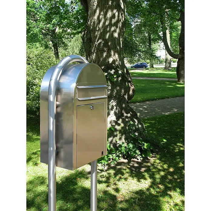 Proregal Wandbriefkasten Miami - L x B x H: 50 x 32 x 21 cm, Silber, Metall - Moderner Briefkasten aus Edelstahl vor einer grünen Parkkulisse. Elegantes Design für den Außenbereich.