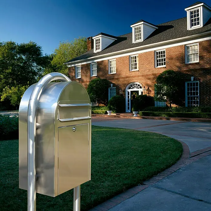 Proregal Wandbriefkasten Miami - L x B x H: 50 x 32 x 21 cm, Silber, Metall - Edler Edelstahl-Briefkasten vor einem Backsteinhaus. Elegantes Design für Post und Pakete, wetterfest und sicher.
