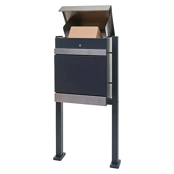 Proregal Standbriefkasten Paketkasten mit Standfuß - L x B x H: 36 x 59 x 120 cm, Edelstahl, Metall, Paketfach - Ein freistehender Paketbriefkasten mit einem Paket darin, der auf stabilen Beinen steht, ideal für sichere Lieferungen.