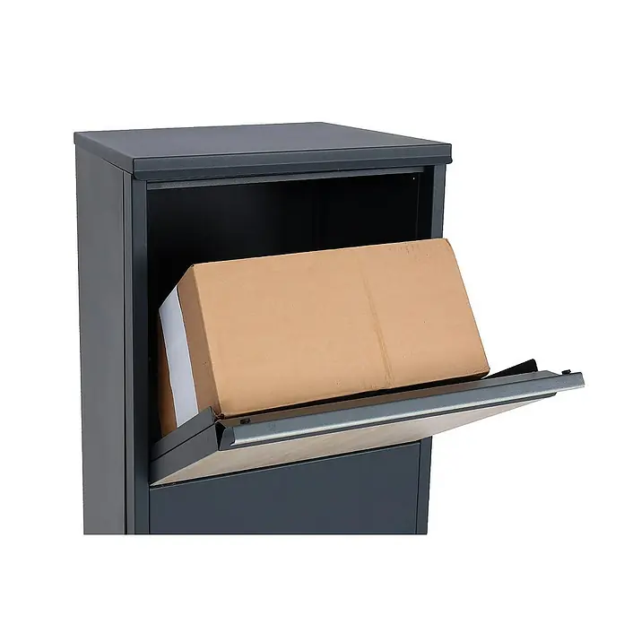 Proregal Standbriefkasten Paketkasten - L x B x H: 45 x 46 x 140 cm, Anthrazit, Metall, Paketfach - Ein Paketkasten in Dunkelgrau mit einer geöffneten Klappe, in der ein brauner Karton liegt, ideal für die sichere Paketaufbewahrung.