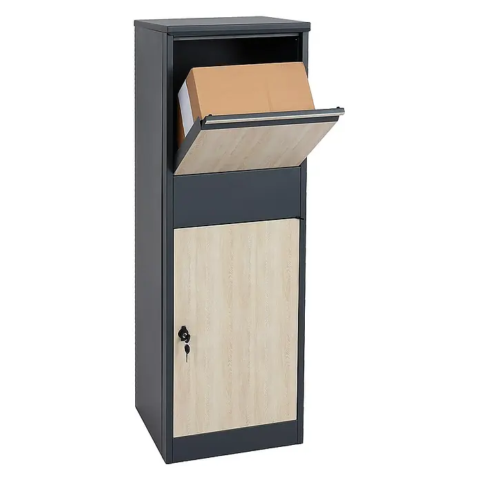 Proregal Standbriefkasten Paketkasten - L x B x H: 45 x 46 x 140 cm, Anthrazit, Metall, Paketfach - Ein grauer Paketbriefkasten mit einer braunen Sendung darin und einem Schlüssel. Er ist aus Metall und Holz gefertigt.
