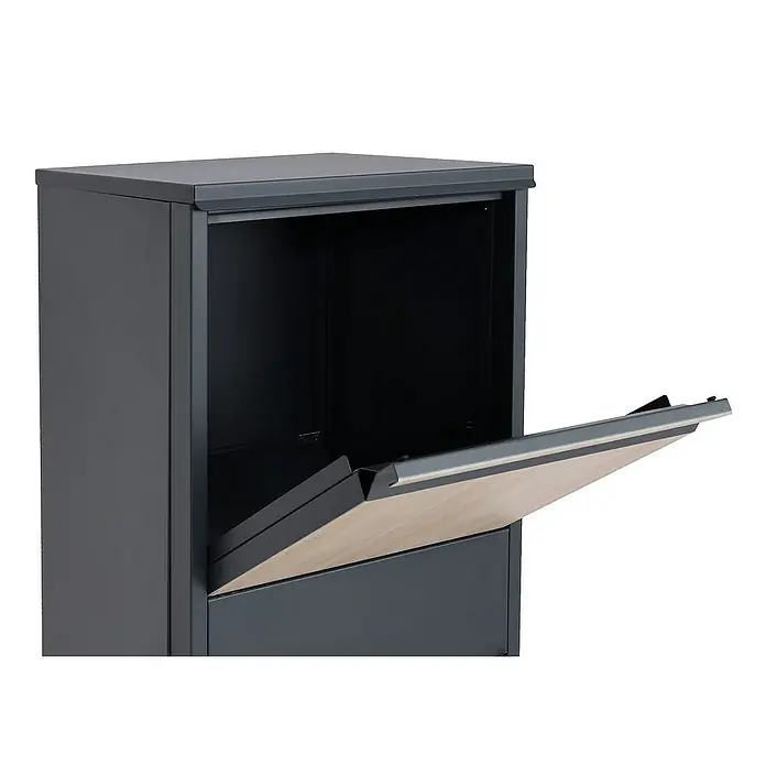 Proregal Standbriefkasten Paketkasten - L x B x H: 45 x 46 x 140 cm, Anthrazit, Metall, Paketfach - Ein grauer Briefkasten mit einer nach außen geöffneten Klappe, die eine helle Holzplatte zeigt. Ideal für den Eingangsbereich.