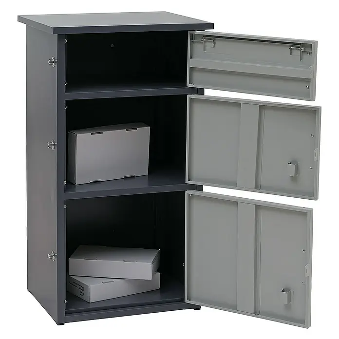 Proregal Standbriefkasten Paketkasten mit 3 Fächern - Dunkelgrau/Grau, Stahl, Paketfach - Grauer Paketkasten mit drei Fächern, zwei davon mit geöffneten Türen und Kartons in zwei Fächern. Ideal für die sichere Paketaufbewahrung.