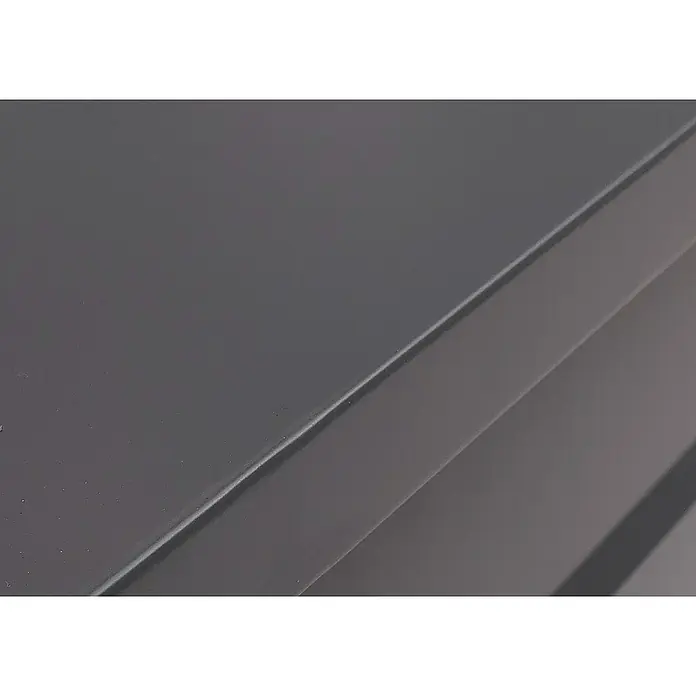 Proregal Standbriefkasten Paketkasten mit 3 Fächern - Dunkelgrau/Grau, Stahl, Paketfach - Nahaufnahme einer modernen, anthrazitfarbenen Metallfassade mit klaren Linien und subtilen Lichtreflexionen, die die Textur hervorheben.