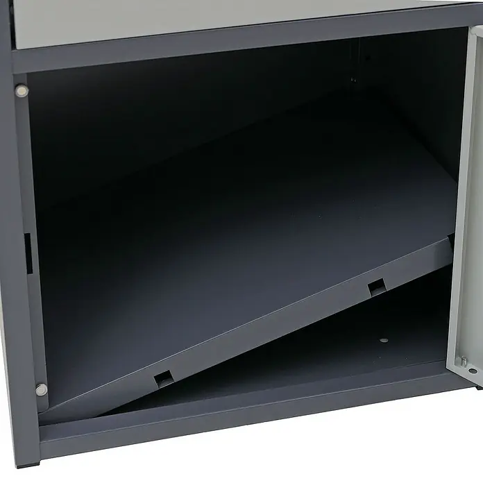 Proregal Standbriefkasten Paketkasten mit 3 Fächern - Dunkelgrau/Grau, Stahl, Paketfach - Innenansicht eines grauen Metallschranks mit einer schiefen Ablage, die ein modernes und funktionales Design zeigt.