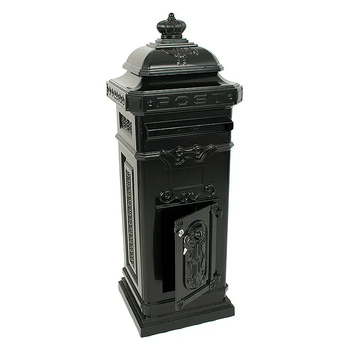 Proregal Standbriefkasten aus Gießaluminium - Schwarz, Metall - Schwarzer Briefkasten im klassischen Stil mit dekorativen Elementen und einer Krone auf dem Dach. Die Tür des Briefkastens steht offen.