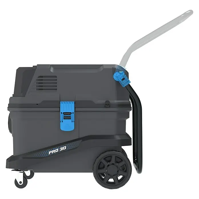 Güde Nass-Trockensauger Pro 30 - 1.800 W, 30 l, Filterreinigung: Vollautomatisch - Das Bild zeigt einen grauen Staubsauger PRO 30 mit blauen Akzenten und einem schwarzen Griff. Das Produkt steht vor einem schwarzen Hintergrund.