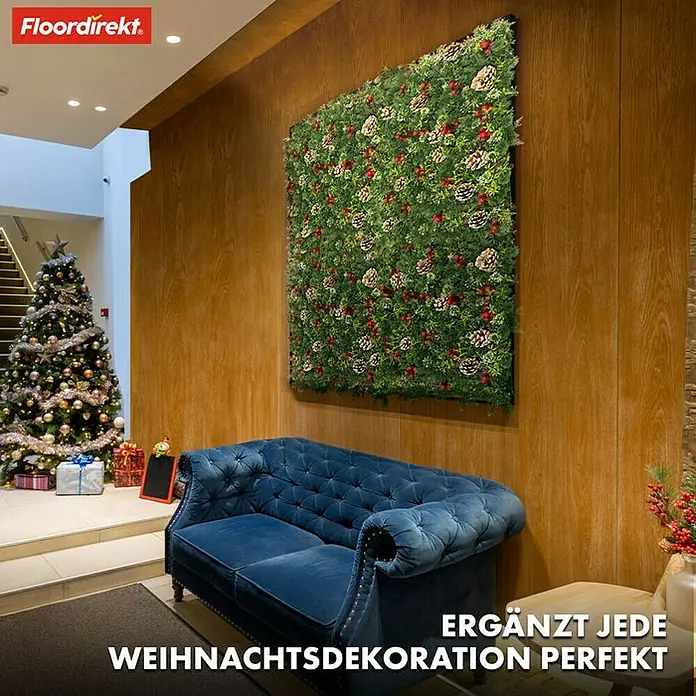 Floordirekt Kunstpflanze Pflanzenwand Festive 50 x 50 cm - Blütenfarbe: Grün, Kunststoff - Weihnachtliche Wanddekoration: Ein grünes Wandpaneel mit Tannenzapfen und roten Beeren, perfekt für festliche Stimmung.
