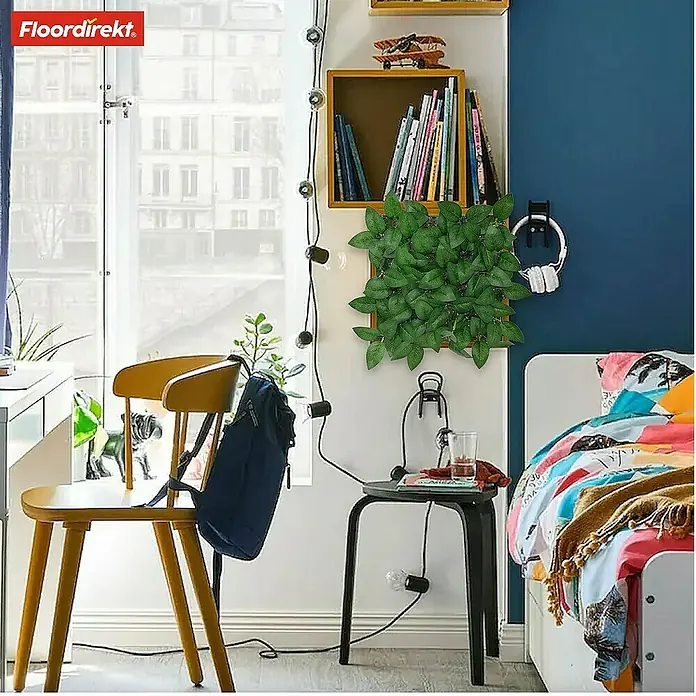 Floordirekt Kunstpflanze Pflanzenwand Big Rose Leaf 33 x 33 cm - Blütenfarbe: Grün, Kunststoff - Ein Zimmer mit einem dekorativen Wandpaneel aus künstlichen Pflanzen, das einen Hauch von Natur in den Raum bringt.