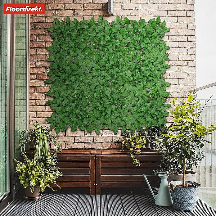 Floordirekt Kunstpflanze Pflanzenwand Big Rose Leaf 33 x 33 cm - Blütenfarbe: Grün, Kunststoff - Grüne Laubmatte zur Dekoration einer Wand auf einer Terrasse, die eine natürliche und lebendige Atmosphäre schafft.