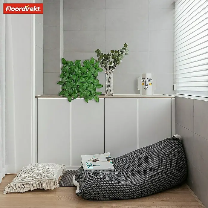 Floordirekt Kunstpflanze Pflanzenwand Big Rose Leaf 33 x 33 cm - Blütenfarbe: Grün, Kunststoff - Eine moderne Inneneinrichtung mit einem stilvollen Strick-Sitzsack und einem dekorativen Kissen auf einem hellen Holzboden.