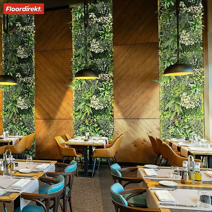 Floordirekt Kunstpflanze Pflanzenwand Rhea B 50 x 50 cm - Blütenfarbe: Grün, Kunststoff - Exquisites Restaurant mit grünen Wänden und eleganten Holzelementen. Der Boden von Floordirekt rundet das stilvolle Ambiente ab.