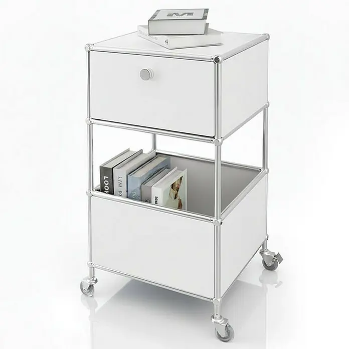 Floordirekt Metallregal Concept Epure MK-145 - 40 x 40 x 69 cm Weiß - H x B x T: 69 x 40 x 40 cm, Anzahl Böden: 3 Stk., Schrauben, Weiß - Das Foto zeigt einen weißen USM Haller Rollcontainer mit einem Schubfach und einem offenen Fach, gefüllt mit Büchern, auf einem weißen Hintergrund.