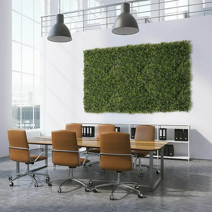 Floordirekt Kunstpflanze Pflanzenwand Houttuynia-Cordata 50 x 50 cm - Blütenfarbe: Grün, Kunststoff - Ein modernes Büro mit einem Konferenztisch, umgeben von Bürostühlen und einer grünen Wand, die eine natürliche Atmosphäre schafft.