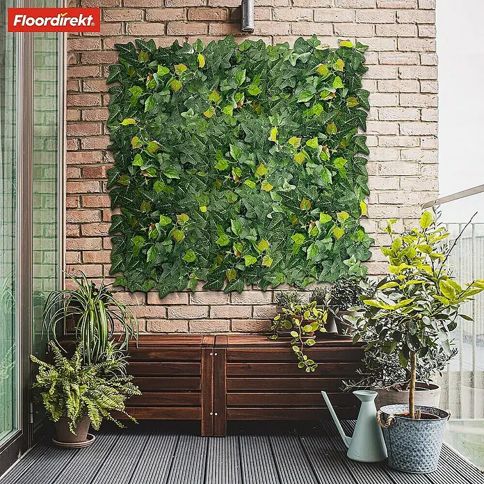 Floordirekt Kunstpflanze Pflanzenwand Ivy 33 x 33 cm - Blütenfarbe: Grün, Kunststoff - Ein detailreiches Bild einer künstlichen Efeu-Wandmatte, die als dekoratives Element auf einem Balkon dient. Die Matte ist dicht und naturgetreu gestaltet.