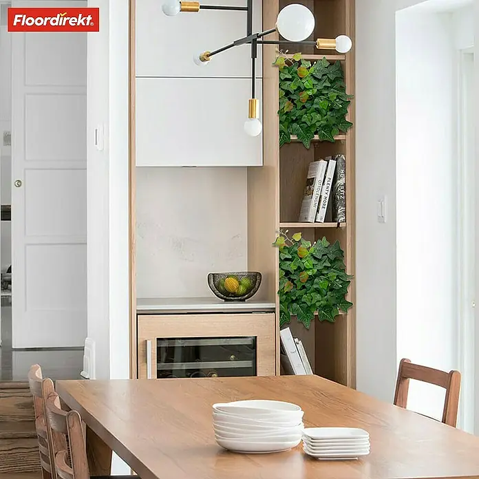 Floordirekt Kunstpflanze Pflanzenwand Ivy 33 x 33 cm - Blütenfarbe: Grün, Kunststoff - Blick auf ein schönes Esszimmer mit Esstisch und einem dekorativen Schrank mit Pflanzen und Regalen.