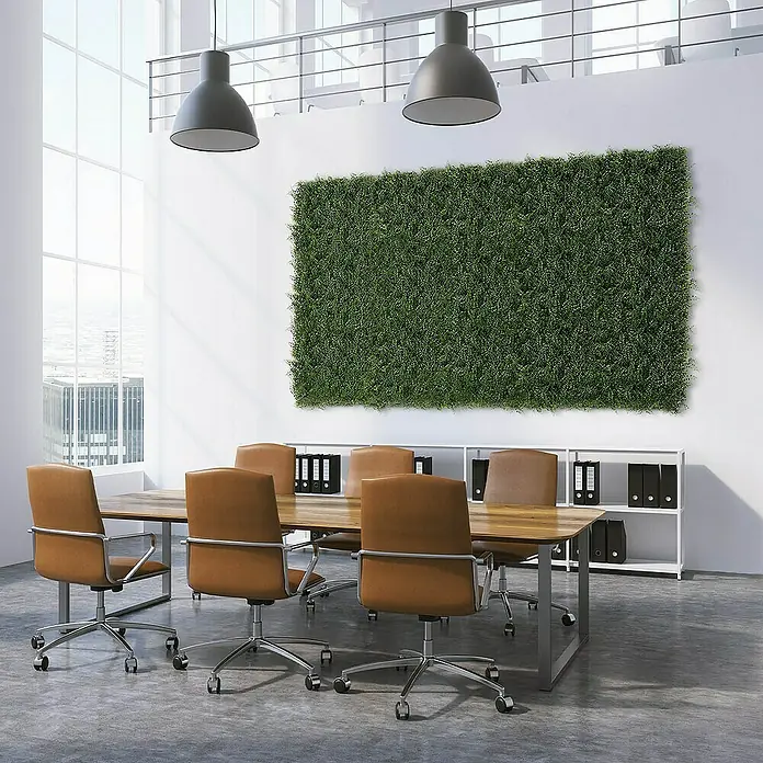 Floordirekt Kunstpflanze Pflanzenwand Fern 50 x 50 cm - Blütenfarbe: Grün, Kunststoff - Konferenzraum mit einem Wandbild aus üppigem Grün, Bürostühlen und einem langen Tisch unter modernen Pendelleuchten.