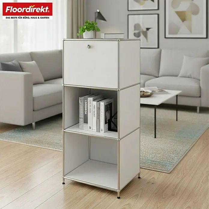Floordirekt Metallregal Concept Epure MK-107 - 50 x 40 x 121 cm Weiß - Anzahl Böden: 4 Stk., Schrauben, Weiß - Ein modernes weißes Regal mit drei Fächern steht im Wohnzimmer. Das Regal bietet Stauraum und Ablagefläche für Bücher und Dekoartikel.