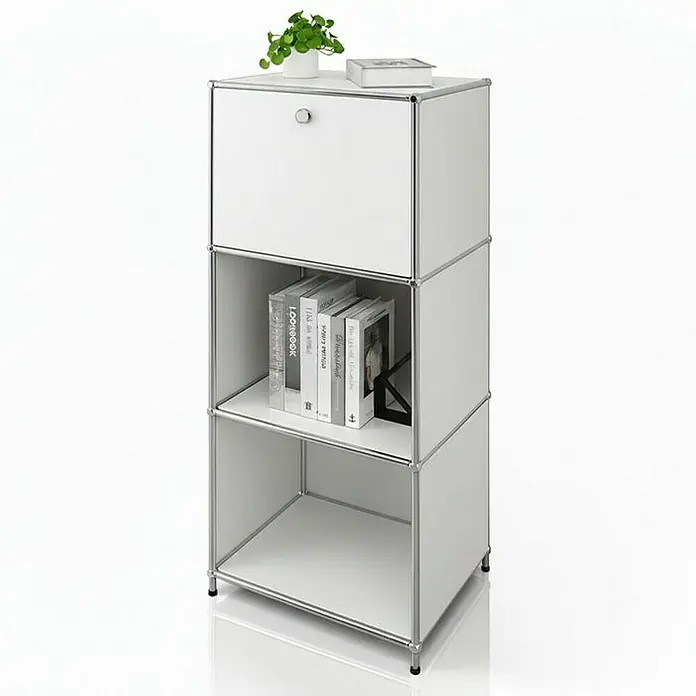 Floordirekt Metallregal Concept Epure MK-107 - 50 x 40 x 121 cm Weiß - Anzahl Böden: 4 Stk., Schrauben, Weiß - Das Foto zeigt ein weißes 3-stöckiges USM Haller Regal mit Bücher und einer Pflanze darauf.