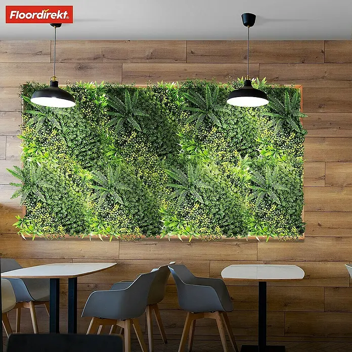Floordirekt Kunstpflanze Pflanzenwand Multielements 50 x 50 cm - Blütenfarbe: Grün, Kunststoff - Dekorative grüne Wandpaneele mit Akzentbeleuchtung über Tischen mit modernen Stühlen in einem stilvollen Interieur.