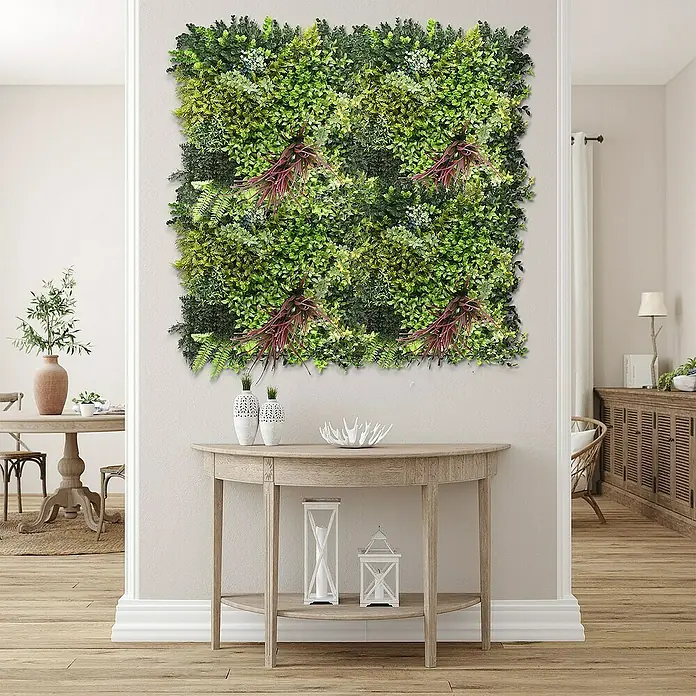 Floordirekt Kunstpflanze Pflanzenwand Heaven Blue 50 x 50 cm - Blütenfarbe: Grün, Kunststoff - Nahaufnahme einer künstlichen grünen Wandtafel mit einem halbrunden Tisch mit Dekorationsgegenständen darunter in einem Haus.