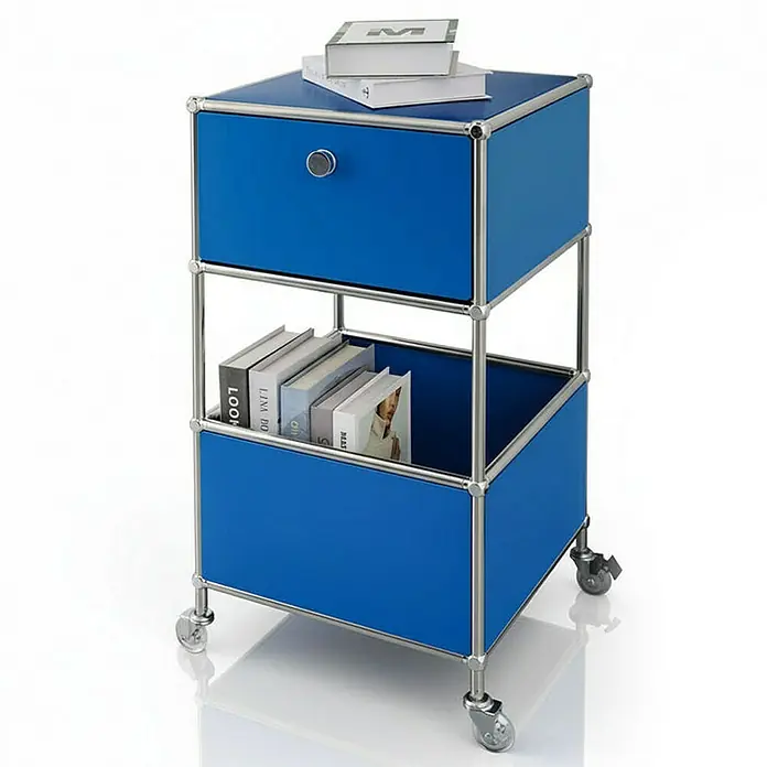 Floordirekt Metallregal Concept Epure MK-145 - 40 x 40 x 69 cm Blau - H x B x T: 69 x 40 x 40 cm, Anzahl Böden: 3 Stk., Schrauben, Blau - Ein blauer USM Haller Nachttisch mit Rollen, bestehend aus zwei Fächern und einem Schubfach mit Büchern oben und im unteren Fach.