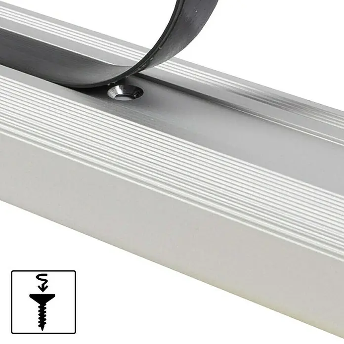 Floordirekt Treppenkantenprofil Glory 100 cm Silber - Aluminium, Silber, Eloxiert - Detailaufnahme einer silbernen Aluminiumprofilschiene mit eingelassener Schraube und einer schwarzen Dichtung.