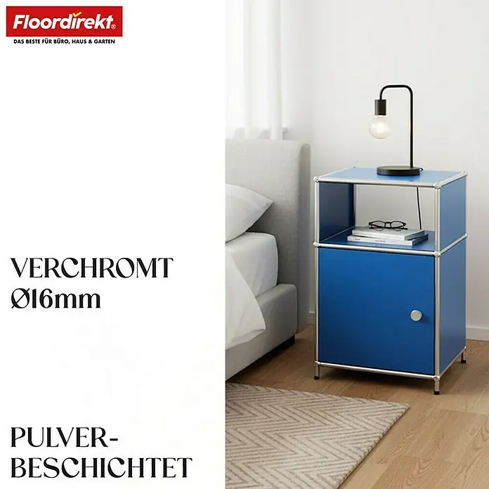 Floordirekt Metallregal Concept Epure MK-040 - 40 x 40 x 65 cm Blau - Anzahl Böden: 3 Stk., Schrauben, Blau - Produktfoto eines blauen Nachttischs mit verchromten Details und einer Lampe, ideal für Büro, Haus und Garten.