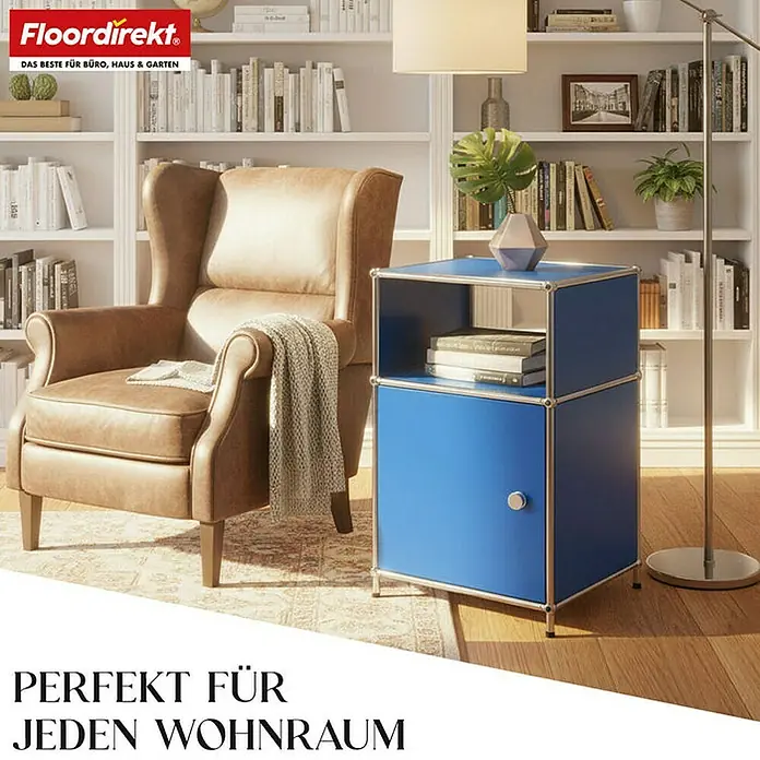 Floordirekt Metallregal Concept Epure MK-040 - 40 x 40 x 65 cm Blau - Anzahl Böden: 3 Stk., Schrauben, Blau - Ein gemütlicher Sessel und ein blauer Schrank vor einem Bücherregal, perfekt für jeden Wohnraum.\n