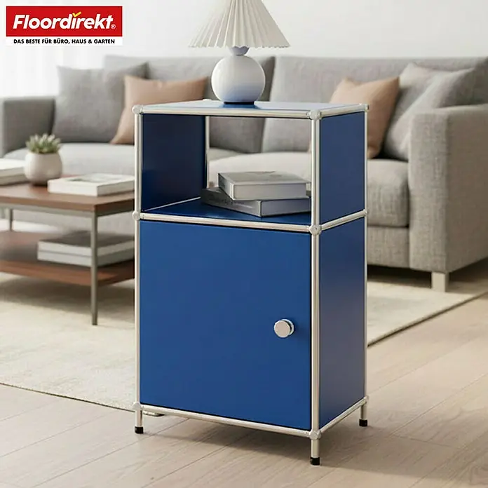 Floordirekt Metallregal Concept Epure MK-040 - 40 x 40 x 65 cm Blau - Anzahl Böden: 3 Stk., Schrauben, Blau - Produktfoto eines blauen USM Haller Nachtschränkchens im modernen Wohnzimmer mit einem Sofa und einem Couchtisch.