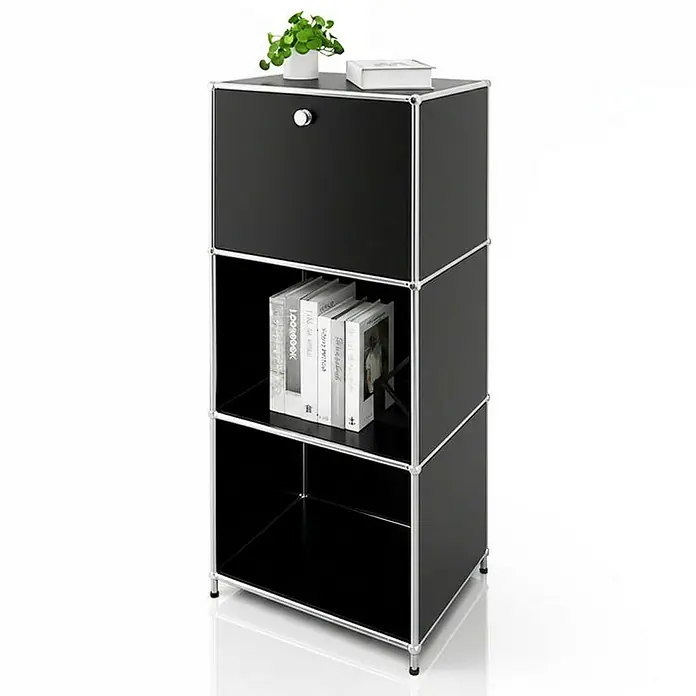 Floordirekt Metallregal Concept Epure MK-107 - 50 x 40 x 121 cm Schwarz - H x B x T: 121 x 50 x 40 cm, Anzahl Böden: 4 Stk., Schrauben, Schwarz - Schwarzes USM Haller Sideboard mit drei Fächern, davon eine abschließbare Tür, mit Büchern und Dekoration.