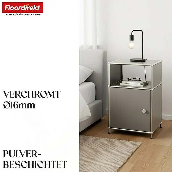Floordirekt Metallregal Concept Epure MK-040 - 40 x 40 x 65 cm Grau - Anzahl Böden: 3 Stk., Schrauben, Grau - Ein moderner, grauer Nachttisch mit einer Lampe, Brille und Buch darauf, neben einem Bett in einem Schlafzimmer.
