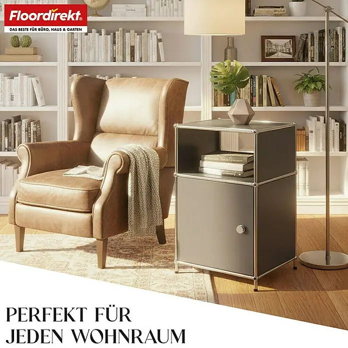 Floordirekt Metallregal Concept Epure MK-040 - 40 x 40 x 65 cm Grau - Anzahl Böden: 3 Stk., Schrauben, Grau - Wohnzimmer-Szene mit elegantem braunen Sessel und modernem, grauen USM Haller Nachttisch mit offenem Fach.