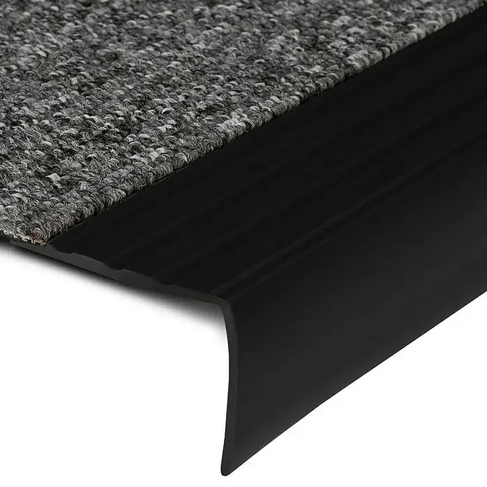Floordirekt Treppenkantenprofil Michigan 120 cm Schwarz - Kunststoff, Schwarz, 120 x 4,2 cm - Detailaufnahme eines schwarzen Treppenkantenprofils mit grauer Teppichoberfläche. Ideal für sichere und stilvolle Treppen.