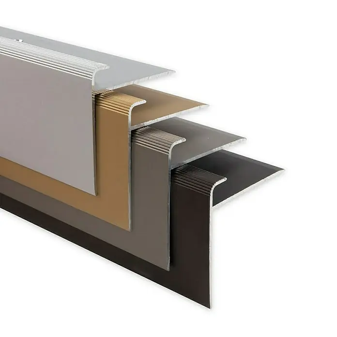 Floordirekt Treppenkantenprofil Safety 90 cm Gold - Aluminium, Gold, Eloxiert - Das Bild zeigt eine Nahaufnahme von Treppenkantenprofilen in verschiedenen Farben. Die Profile sind aus Metall und haben eine geriffelte Oberfläche.