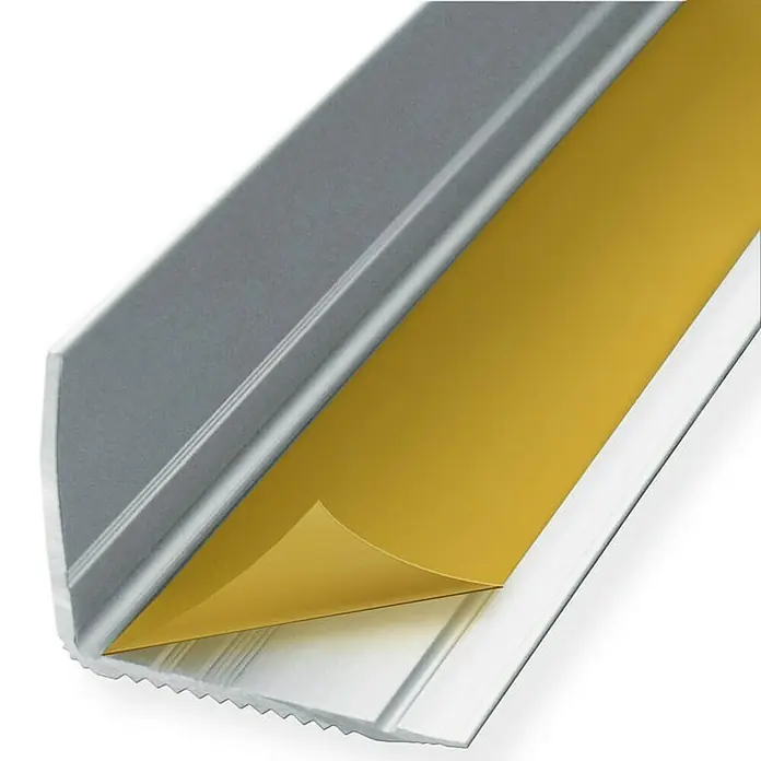 Floordirekt Treppenkantenprofil Integral 90 x 3 x 2 cm Silber - Aluminium, Silber - Nahaufnahme einer selbstklebenden Eckschutzleiste aus Aluminium mit goldener Schutzfolie, ideal für Kantenschutz und Dekoration.