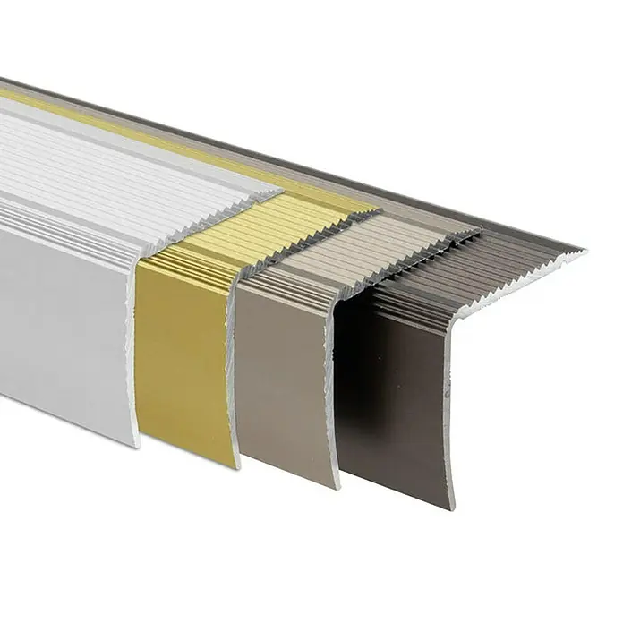 Floordirekt Treppenkantenprofil Integral 90 x 3 x 2 cm Silber - Aluminium, Silber - Eine Nahaufnahme von Treppenkantenprofilen in verschiedenen Farben wie Weiß, Gold, Grau und Braun, die die rutschfesten Kanten betonen.