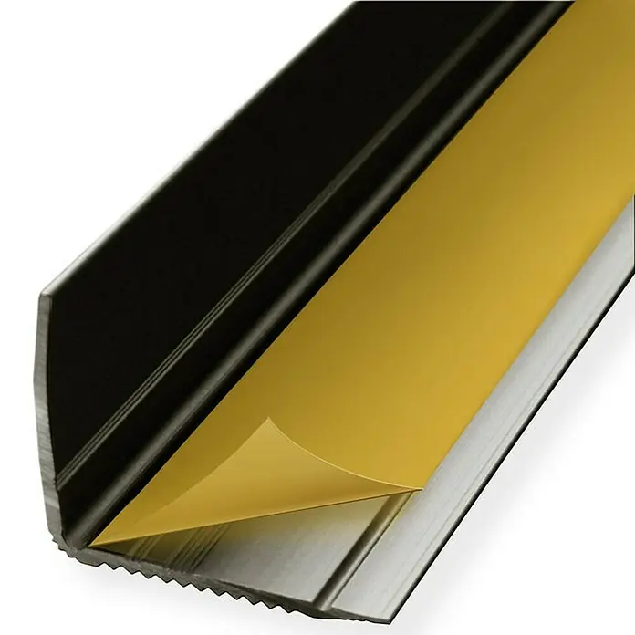 Floordirekt Treppenkantenprofil Integral 90 x 3 x 2 cm Bronze - Aluminium, Bronze - Eckprofil mit einer Schutzfolie, die teilweise abgezogen ist, um die Klebefläche freizulegen. Das Profil ist in Schwarz und Silber gehalten.