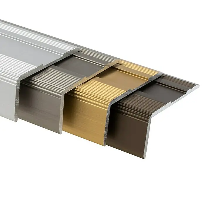 Floordirekt Treppenkantenprofil Glory 134 cm Silber - Aluminium, Silber, Eloxiert - Nahaufnahme von eloxierten Aluminium-Treppenkantenprofilen in Silber, Bronze, Gold und Braun. Perfekt für einen stilvollen und sicheren Treppenabschluss.