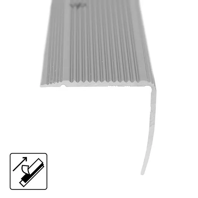 Floordirekt Treppenkantenprofil Integral 100 x 3 x 3,5 cm Silber - Aluminium, Silber - Nahaufnahme einer silbernen Treppenkantenprofilschiene aus Aluminium mit geriffelter Oberfläche und abgerundeter Kante.