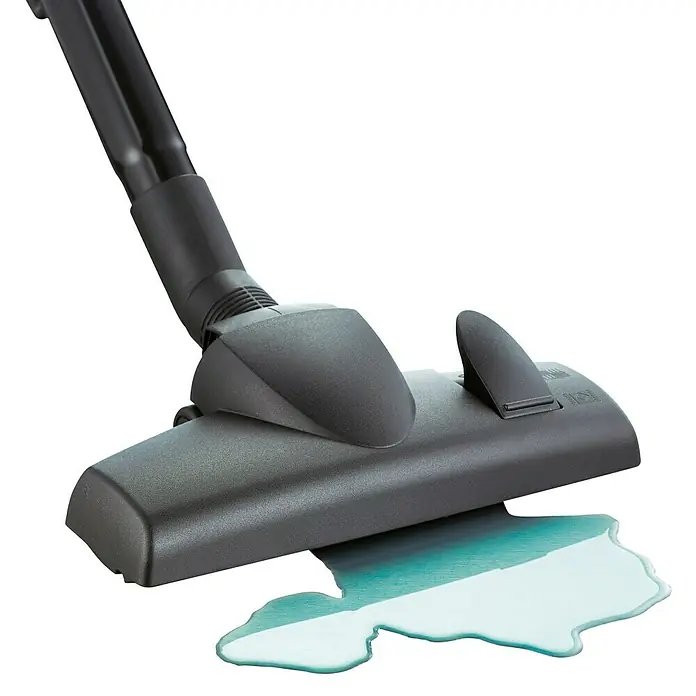 Nilfisk Kombi-Bodendüse - Passend für: Nilfisk Nass-/Trockensauger Serie Buddy II & Multi II - Eine Nahaufnahme eines Staubsaugeraufsatzes, der eine blaue Flüssigkeit aufsaugt. Der Staubsauger ist grau und schwarz.