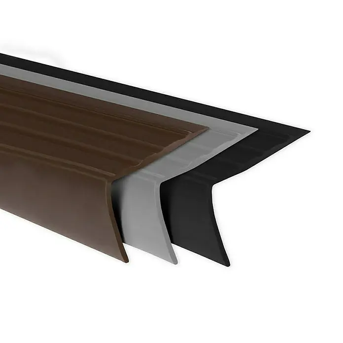 Floordirekt Treppenkantenprofil Toronto 120 cm Braun - Kunststoff, Braun, 120 x 2,5 cm - Nahaufnahme von Treppenkantenprofilen in Braun, Grau und Schwarz, die für mehr Sicherheit und Ästhetik auf Treppen sorgen.