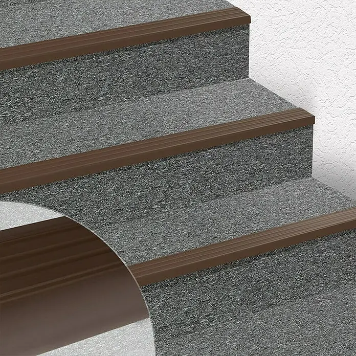 Floordirekt Treppenkantenprofil Toronto 120 cm Braun - Kunststoff, Braun, 120 x 2,5 cm - Nahaufnahme einer Treppe mit Teppich und braunen Treppenkantenprofilen für mehr Sicherheit und Stil.