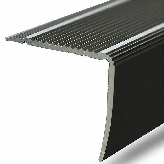Floordirekt Treppenkantenprofil Integral Vorgebohrt 90 x 3 x 2 cm Bronze - Aluminium, Bronze - Das Bild zeigt ein Detail einer rutschfesten Treppenkante aus Aluminium. Die Oberfläche ist geriffelt, um mehr Sicherheit zu bieten.