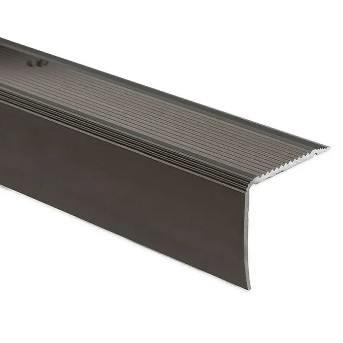 Floordirekt Treppenkantenprofil Integral Vorgebohrt 90 x 3 x 2 cm Bronze - Aluminium, Bronze - Detailaufnahme einer braunen Treppenkante aus Aluminium, die für mehr Sicherheit und ein modernes Aussehen sorgt.