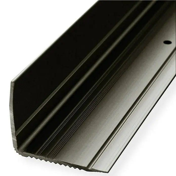 Floordirekt Treppenkantenprofil Integral Vorgebohrt 90 x 3 x 2 cm Bronze - Aluminium, Bronze - Nahaufnahme einer Treppenkantenprofil in Grau mit geriffelter Oberfläche und Befestigungslöchern für eine sichere Montage.