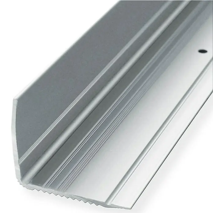 Floordirekt Treppenkantenprofil Integral 134 x 3 x 3,5 cm Silber - Aluminium, Silber - Nahaufnahme einer silbernen Übergangsschiene mit gezackter Kante und Rillen. Ideal für Bodenbeläge und als Kantenschutz.