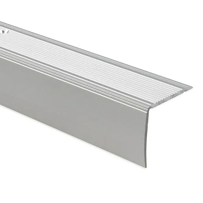 Floordirekt Treppenkantenprofil Integral 134 x 3 x 3,5 cm Silber - Aluminium, Silber - Nahaufnahme einer silbernen Treppenkante. Das Aluminiumprofil bietet einen sicheren Halt und schützt die Treppenstufen vor Abnutzung.